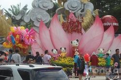 Du khách đổ về các KDL ngày Tết