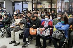 Bác sĩ rút thăm chọn người điều trị cho bệnh nhân nhiễm virus corona