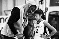 Bức ảnh Kobe Bryant 'truyền lửa' cho con gái gây xúc động