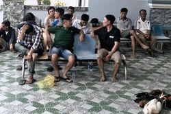Cảnh sát 113 lội xuống mương nước để phá trường gà ở Cà Mau