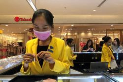 Sợ virus corona, nhân viên ở nhiều trung tâm thương mại đeo khẩu trang đón khách
