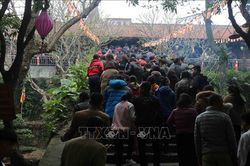 Người dân nô nức về hội Phật Tích