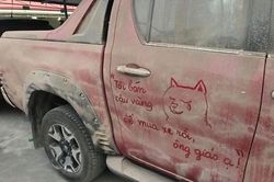 Thích thú với những bức tranh được vẽ trên ô tô phủ kín bụi