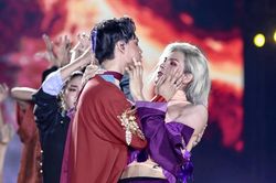 Fangirl 'tê dại' khi sao nam Vpop cởi áo khoe 6 múi 'giữa thanh thiên bạch nhật'