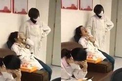 Bác sĩ Vũ Hán gào khóc vì làm việc quá sức sau nhiều ngày chống chọi virus corona