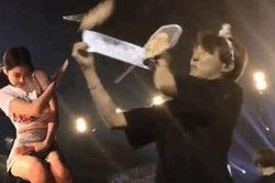 Khi thần tượng bị fan ném đồ lên sân khấu: Người bị ném trúng mặt, người ôm đầu gối sợ hãi