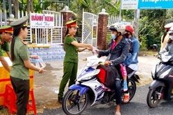 Công an phát nước suối cho người dân đi du xuân