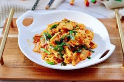 Trứng chiên kim chi lạ miệng ngon cơm cho bữa cơm sau Tết