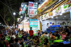 Người dân đổ về Vũng Tàu, quán nhậu kín khách đến nửa đêm