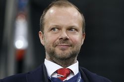CĐV MU ném pháo sáng vào nhà Ed Woodward
