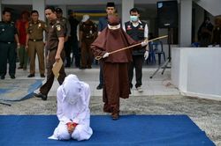 Nhóm phụ nữ thi hành phạt roi đầu tiên ở Indonesia