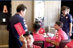 Công Phượng, Tiến Dũng nhận lì xì Tết từ thầy Hàn