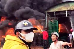 Kho bãi chứa lốp ô tô cháy dữ dội, khu dân cư náo loạn