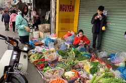Chợ mùng 5 Tết, rau quả tăng giá gấp 4, rau muống 40 ngàn/mớ