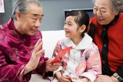 Khóc nghẹn chứng kiến mẹ chồng mừng tuổi cháu trai 500 nghìn, cháu gái 10 nghìn đồng