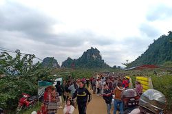 Hàng ngàn người đổ về bình nguyên xanh Khai Trung du xuân