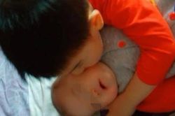 Mỗi lần được anh trai ôm em gái lại khóc ré lên, khi mở quần áo của con gái ra xem người mẹ không khỏi hốt hoảng