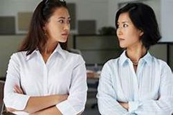 Tháng nào chồng tôi cũng đưa hết lương cho mẹ, chỉ giữ lại 500 nghìn, rồi cứ hết mẹ lại đưa
