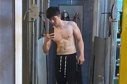 Kelvin Khánh khoe body 6 múi vẫn nguyên vẹn sau Tết, nhưng ai ngờ lại vạm vỡ đến mức này!