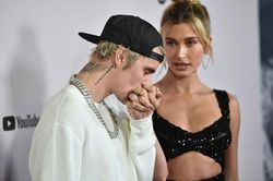 Lần đầu tiên cùng đi thảm đỏ, Justin Bieber vô tư 'đụng chạm' vòng 3 Hailey và phản ứng gay gắt từ netizen Hàn