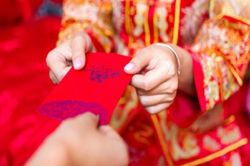 Chàng sinh viên mới ra trường bị người yêu giận dỗi vì lì xì 10 ngàn cho bọn trẻ dịp ra mắt