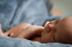 Giây phút đầy áp lực của bác sĩ mổ đẻ cho sản phụ nghi nhiễm virus corona