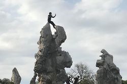 Nam thanh niên bất chấp trèo lên đỉnh đá của chùa chỉ để 'sống ảo' gây bức xúc