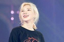 Không tham gia concert vì chấn thương, Wendy vẫn tốt bụng gửi quà cho staff trong tour diễn của Red Velvet