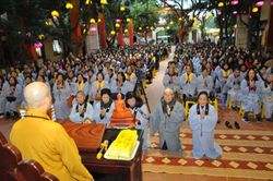 Hàng ngàn Phật tử về chùa Bằng trong ngày Tết