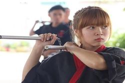Video hotgirl múa côn như Lý Tiểu Long gây sốt