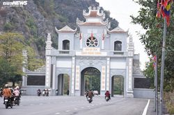 Khu di tích 'ba không' thu hút hàng nghìn du khách đến chiêm bái ngày đầu năm