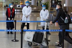 Các hãng hàng không ồ ạt hủy chuyến tới Trung Quốc vì virus corona