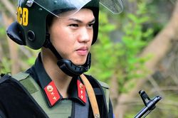 Cảnh sát vũ trang vây bắt nghi can bắn chết 5 người