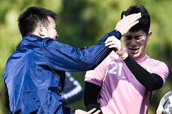 Đình Trọng bị đàn anh gõ đầu trong buổi tập