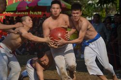 Hà Nội: Trai làng Thúy Lĩnh vật lộn tranh cướp cầu đầu năm
