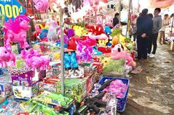 Súng nhựa 'đồng giá' bày bán tràn lan tại lễ hội Đền Hai Bà Trưng