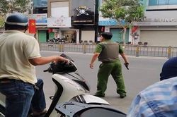 Công an TP HCM phong tỏa đường vì một người đàn ông 'cố thủ' trong nhà