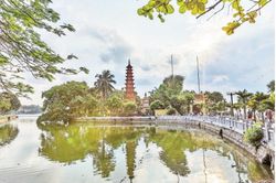 Đầu Xuân, ghé thăm chùa Trấn Quốc