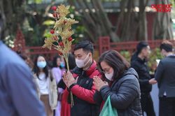 Dân công sở ùn ùn đi lễ phủ Tây Hồ trong ngày làm đầu tiên sau tết
