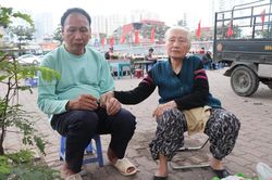 Cuộc sống khốn khổ giữa lòng Thủ đô: Mẹ già 76 tuổi nuôi con trai điên dại