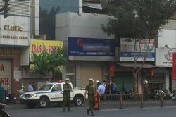 Vây bắt nam thanh niên nghi cầm 'hàng nóng' cố thủ