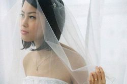 Vào ngày cưới, tôi tắt ngấm nụ cười khi thấy mẹ chồng ngồi yên một chỗ ở lễ đường cùng thùng tiền mừng cưới nhưng câu nói của bà càng khiến tôi sửng sốt, hoang mang