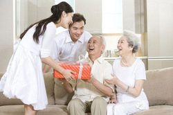 Biếu Tết bố mẹ chồng bao nhiêu là... đủ?
