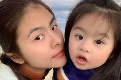 Từ lúc con gái 3 tháng tuổi, Vân Trang đã thường xuyên làm một việc giúp bé Nì mau mồm mau miệng, hỏi không ngớt khiến mẹ 'thấm mệt'