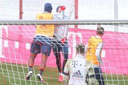 Bayern lại náo loạn, Boateng ẩu đả với Goretzka trên sân tập