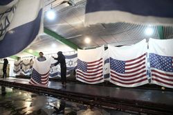 Công ty Iran sản xuất quốc kỳ Mỹ, Israel chỉ để…đốt!