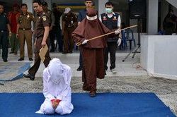 Bị bắt gặp trong khách sạn với đàn ông, người phụ nữ chưa chồng ở Indonesia nhận phạt roi công khai
