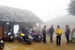 Y Tý hút khách ngày đầu xuân
