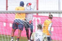 Cầu thủ Bayern nói chuyện 'bằng nắm đấm' trên sân tập