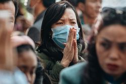 Người dân đeo khẩu trang đi lễ đầu năm tại phủ Tây Hồ